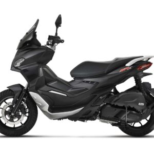 Ein schwarzer Motorroller mit einem modernen und sportlichen Design. Er hat ein großes Vorderrad und ein kleineres Hinterrad.