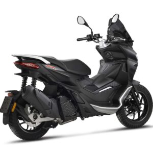 Ein schwarzer Motorroller mit einem Verdeck. Das Fahrzeug ist komplett schwarz.