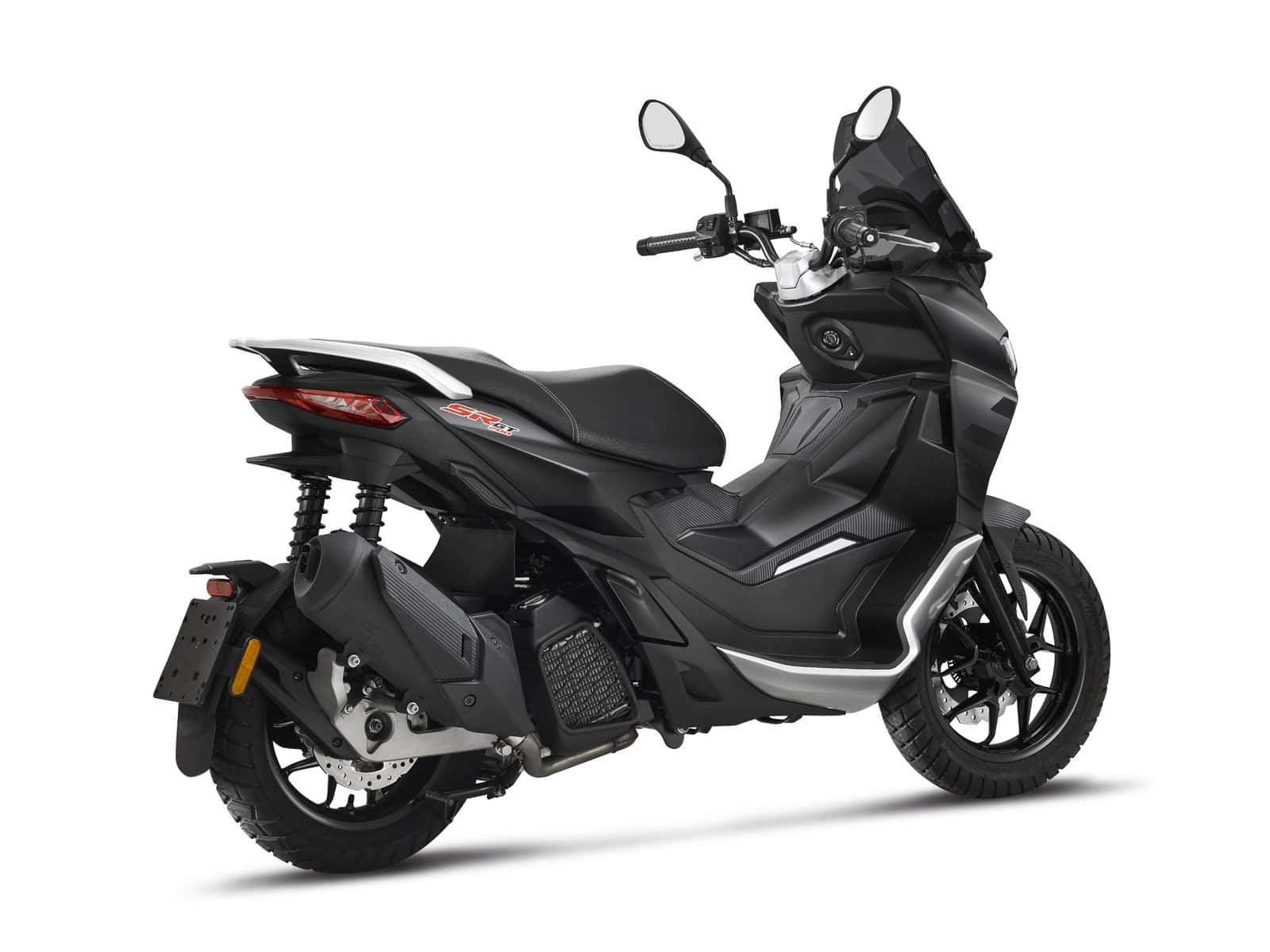 Ein schwarzer Motorroller mit einem Verdeck. Das Fahrzeug ist komplett schwarz.