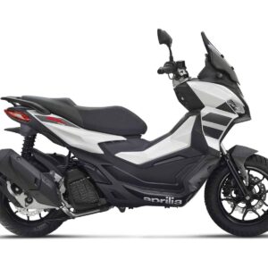 Ein schwarzer und weißer Motorroller, Ansicht von der Seite. Der Motorroller hat ein großes Frontschild und einen kleinen Sattel.