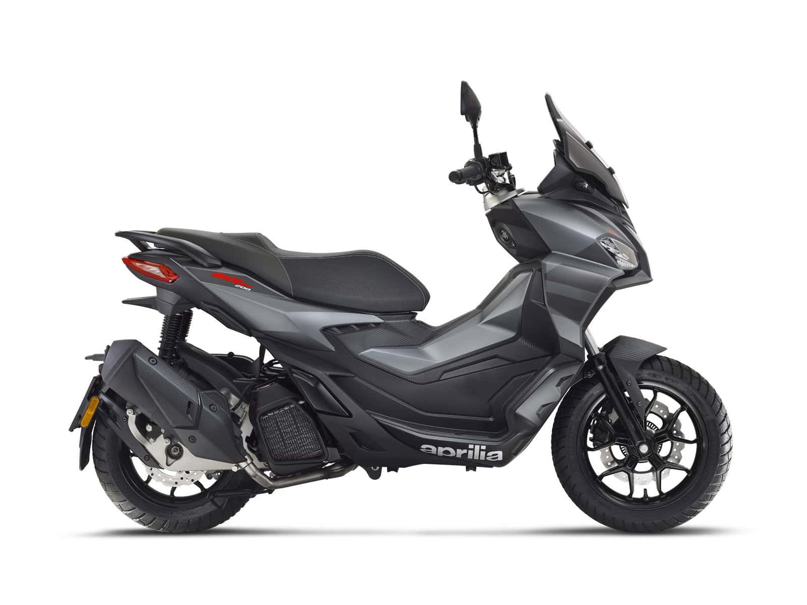 Ein schwarzer Motorroller mit einem modernen und sportlichen Design. Er hat ein minimalistisches Erscheinungsbild.