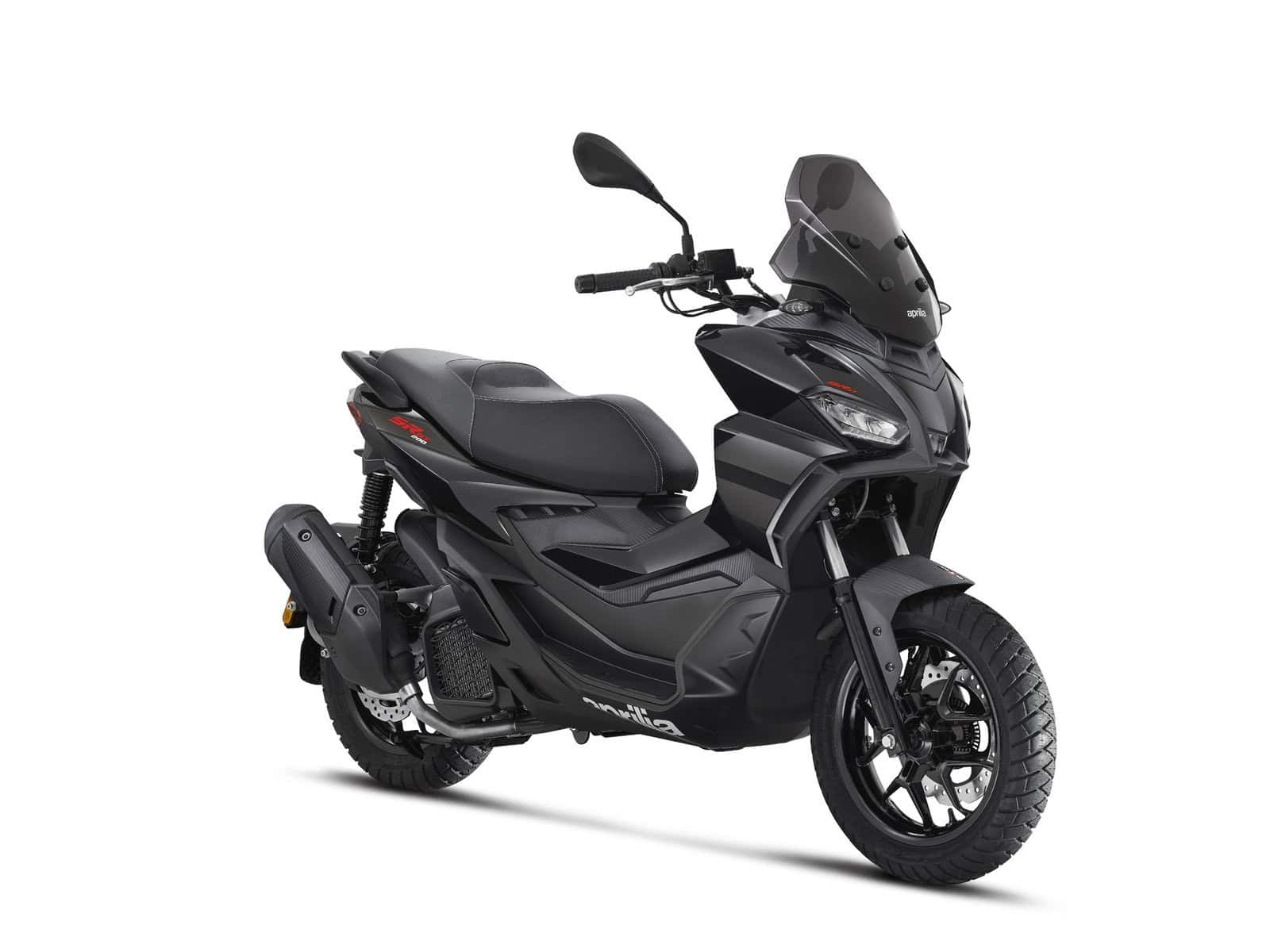 Ein schwarzes Motorrad mit einem Sitz und Lenker. Es ist ein modernes Fahrzeug.