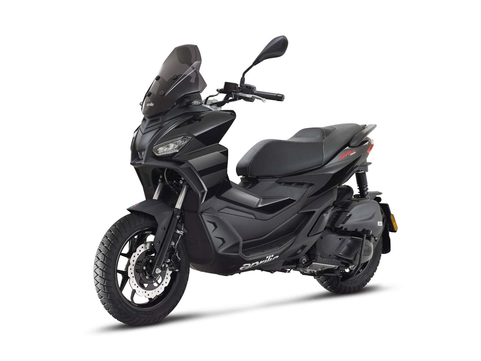 Ein schwarzes Motorrad mit einer Windschutzscheibe und einem Sitz. Es hat ein modernes Design.