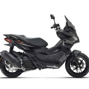 Ein schwarzer Motorroller, Seitenansicht. Modernes Design.