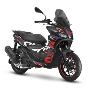 Schwarzes Motorrad mit roten und violetten Akzenten Ein schwarzes Motorrad mit roten und violetten Dekorationen. Es hat ein sportliches Design.