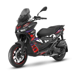 Schwarzes Motorrad mit roten und violetten Akzenten Ein schwarzes Motorrad mit roten und violetten Designs. Es hat eine Windschutzscheibe und ein großes Sitz.