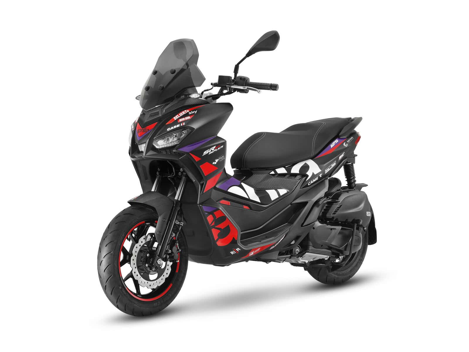 Schwarzes Motorrad mit roten und violetten Akzenten Ein schwarzes Motorrad mit roten und violetten Designs. Es hat eine Windschutzscheibe und ein großes Sitz.