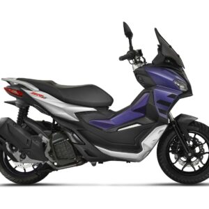 Ein lila und schwarzer Motorroller mit einer Windschutzscheibe und einem Sitz. Der Roller ist seitlich abgebildet.