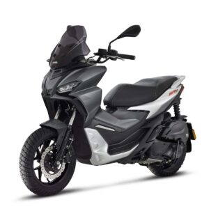 Ein schwarzes Motorrad mit windsichützendem Schild. Es sieht modern aus.