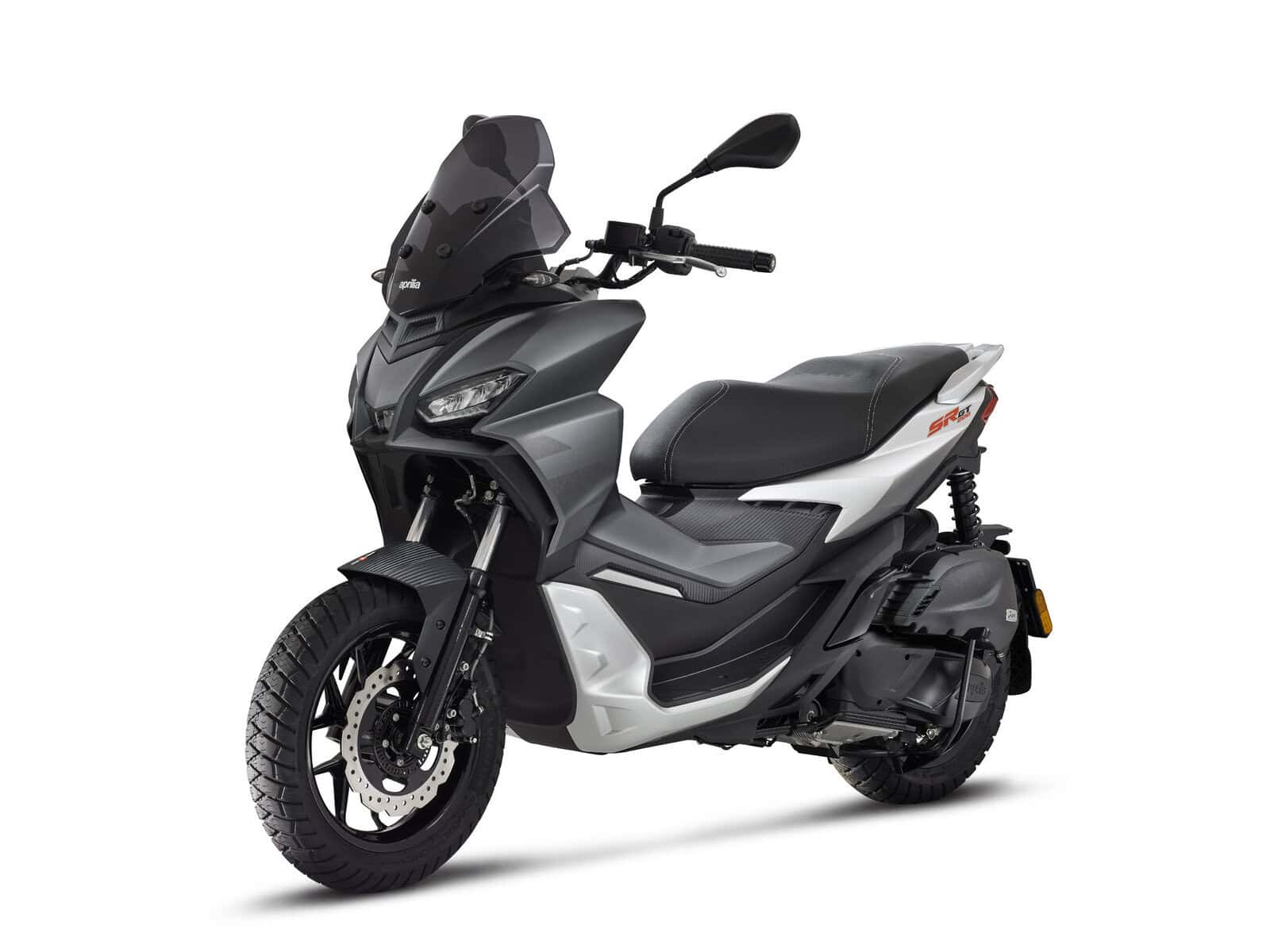 Ein schwarzes Motorrad mit windsichützendem Schild. Es sieht modern aus.