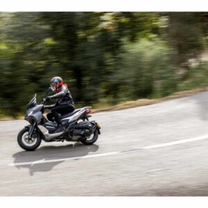 Ein Motorradfahrer fährt auf einer Straße. Der Fahrer trägt Schutzkleidung.