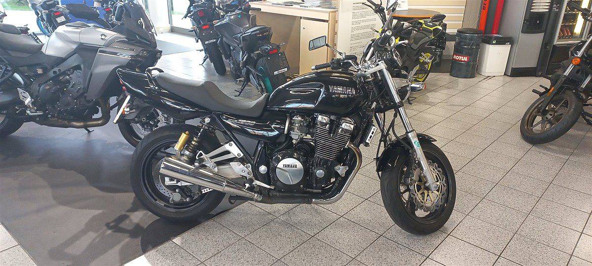 Yamaha-XJR 1200-