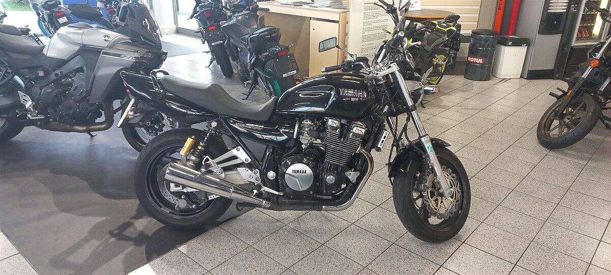 Yamaha-XJR 1200-