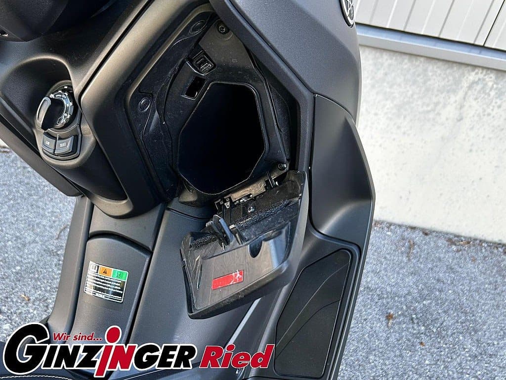 g-000346-g_W3466968_9-yamaha-x-max-300-639103542540527110