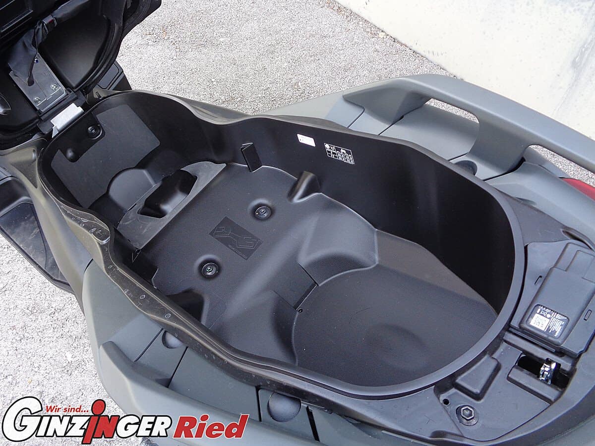 g-000346-g_W3467024_4-yamaha-x-max-300-639103543243836440