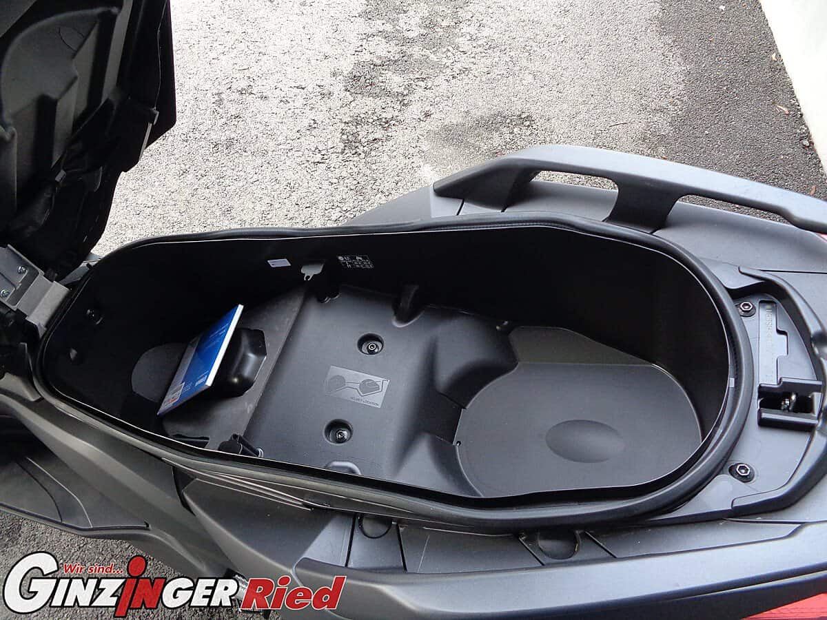 g-000349-g_W3499884_6-yamaha-x-max-300-639133787328691840