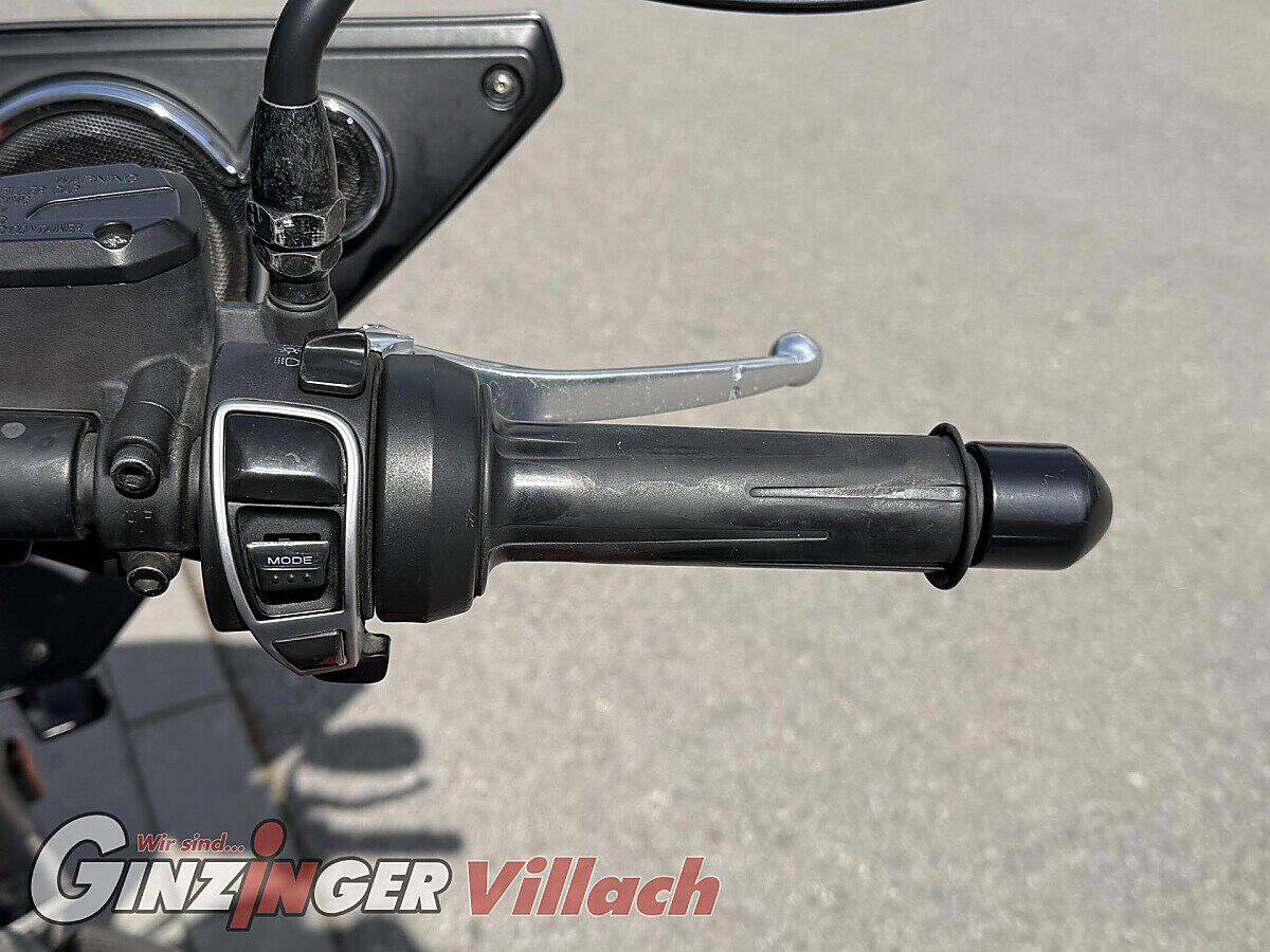 g-000352-g_W3521210_14-moto-guzzi-mgx-21-639175156232071360