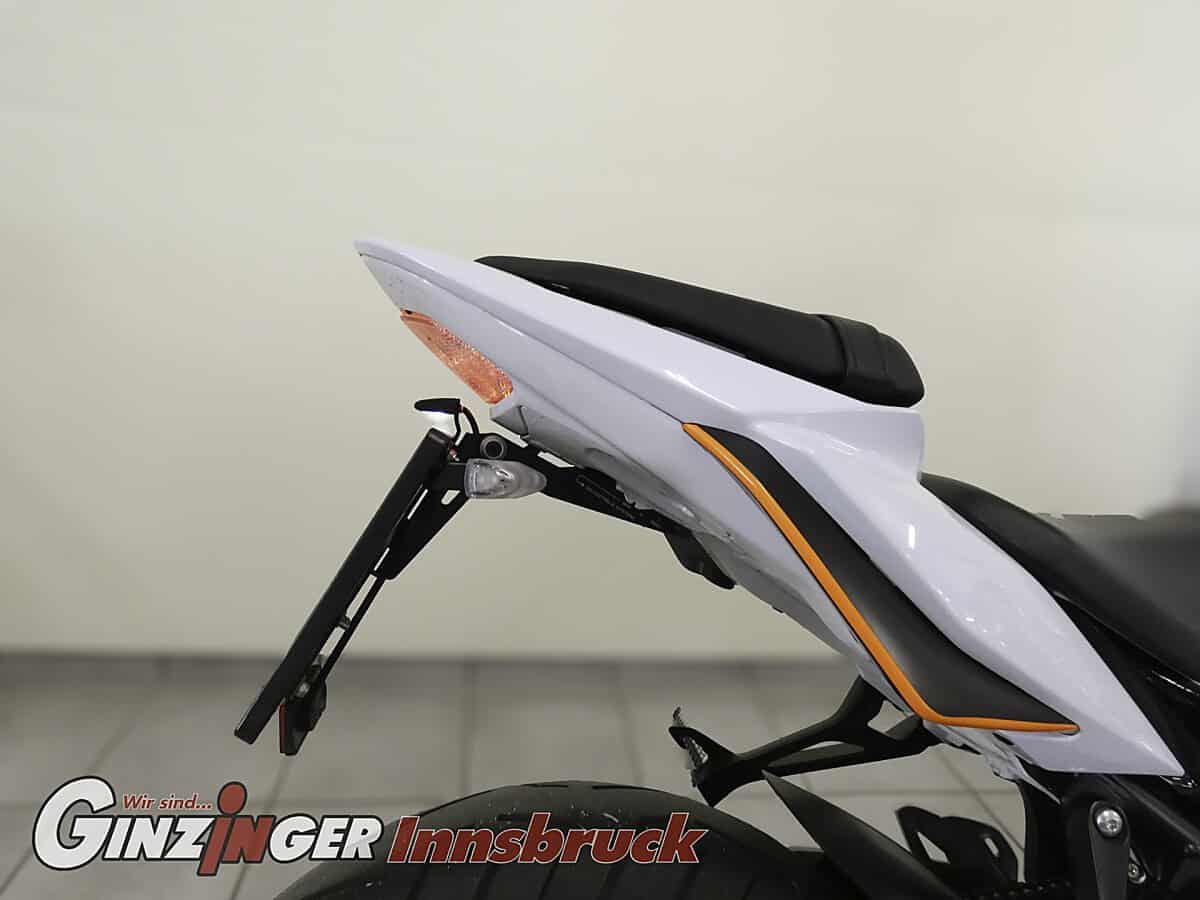 g-000356-g_W3560564_11-suzuki-gsr-750-639178651152700220