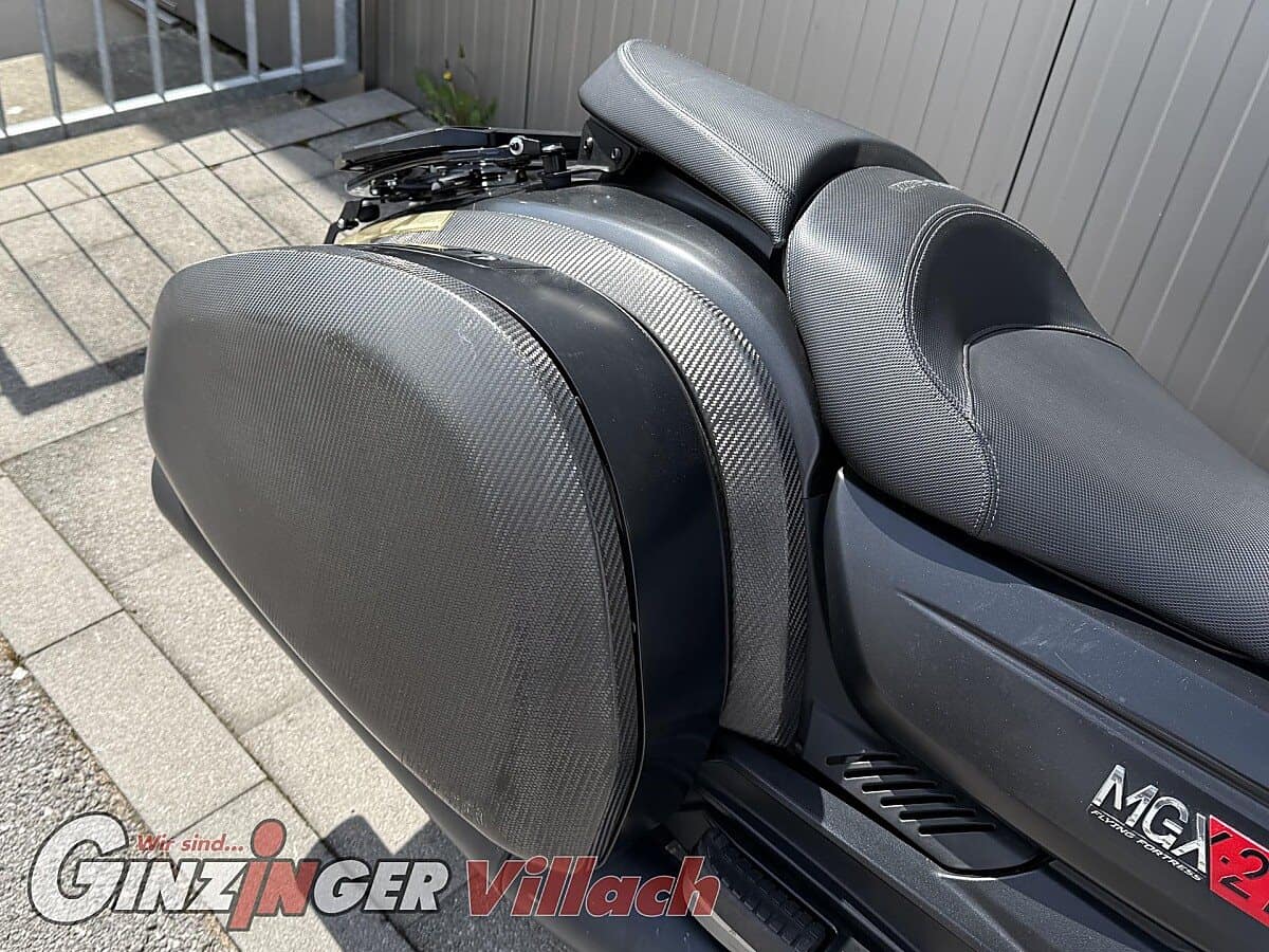 g-000352-g_W3521210_12-moto-guzzi-mgx-21-639224537350407610