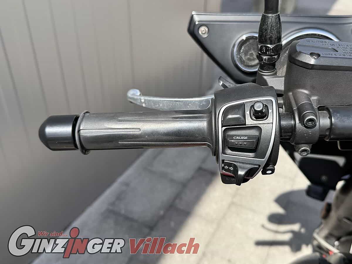 g-000352-g_W3521210_15-moto-guzzi-mgx-21-639212442465271210