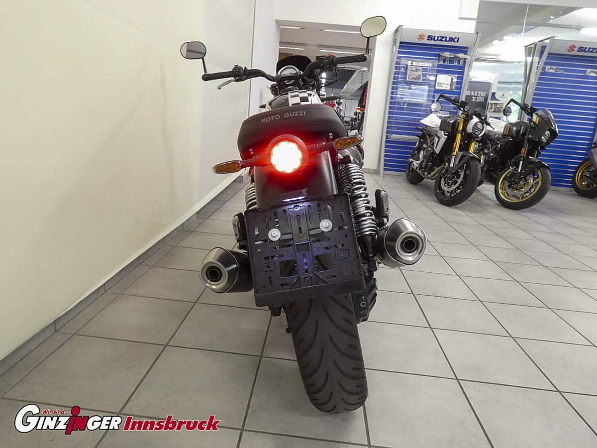 g-000358-g_W3581881_7-moto-guzzi-v7-stone-ten-639217050773943870