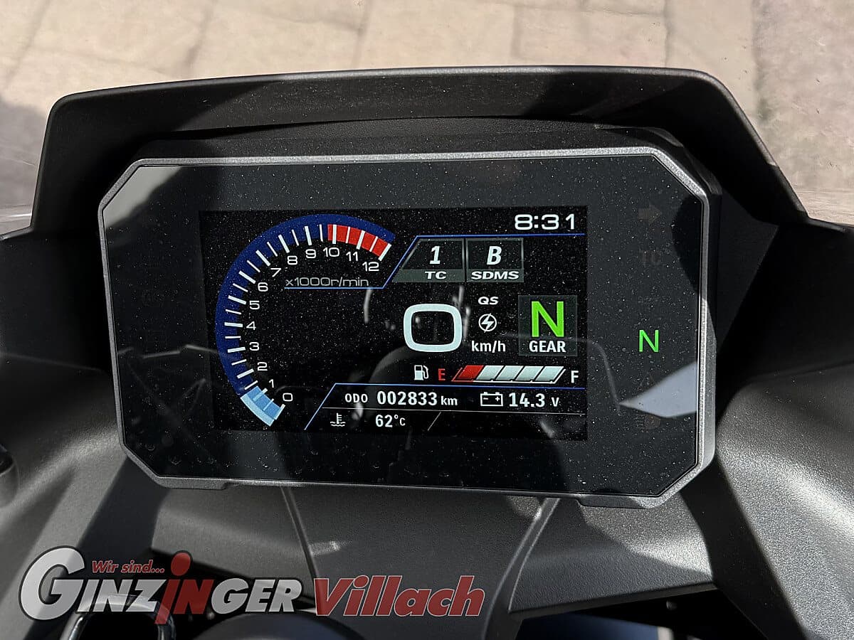 g-000359-g_W3594018_15-suzuki-gsx-8r-639234326916983790