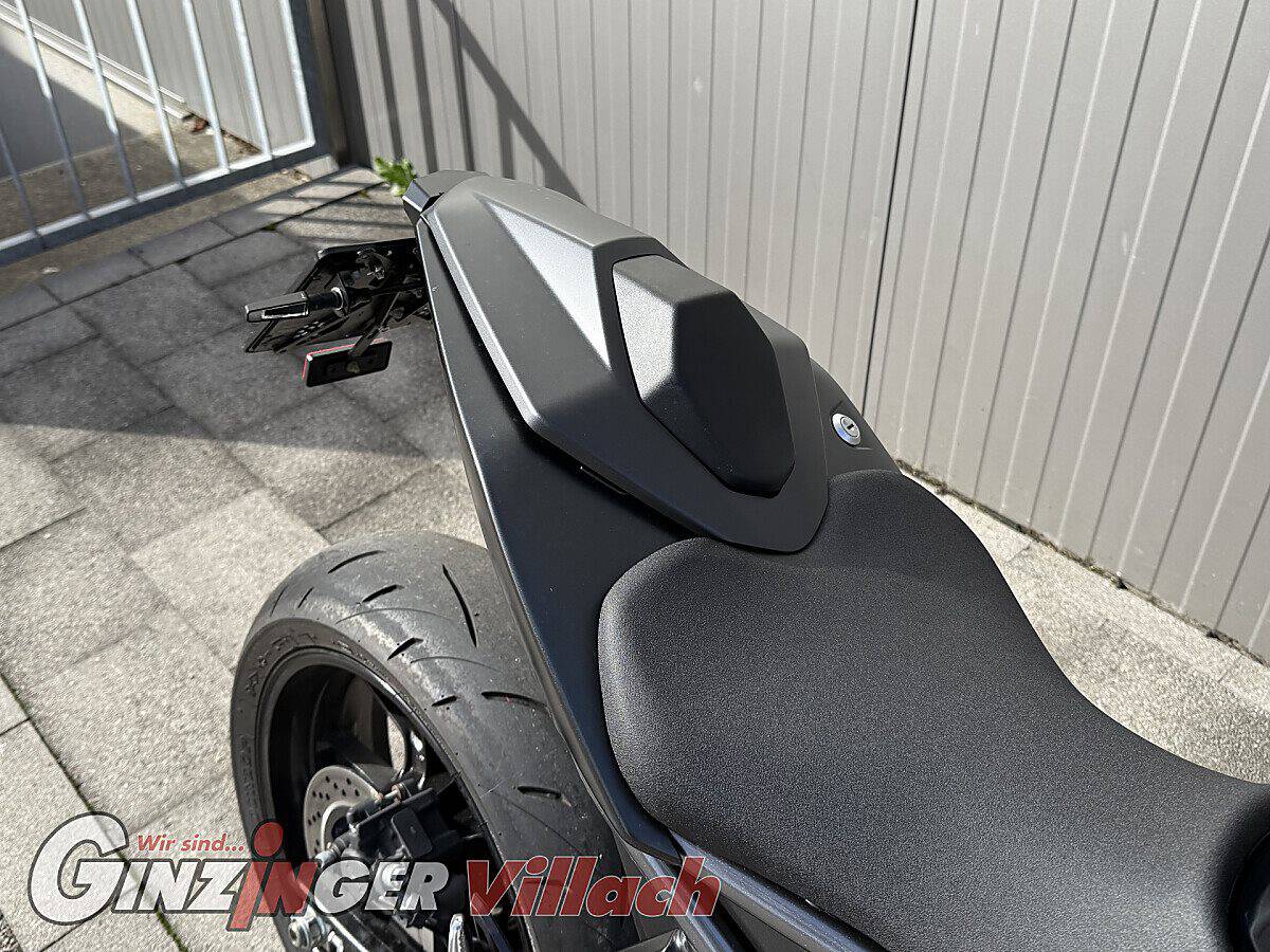 g-000359-g_W3594018_8-suzuki-gsx-8r-639234326909703710