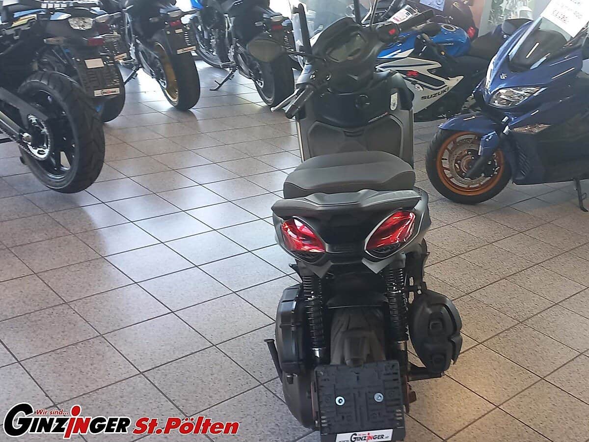 g-000361-g_W3616853_4-piaggio-beverly-639272921765143400