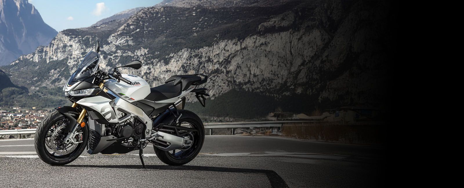 AKTION: Tuono V4 Touring kaufen und richtig sparen. Die Tuono V4 übernimmt die besten Eigenschaften eines sportlichen Motorrads für die Straße, das auch längere Strecken im Blick hat