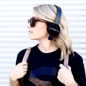 Product Post Headphones Slideshow 03