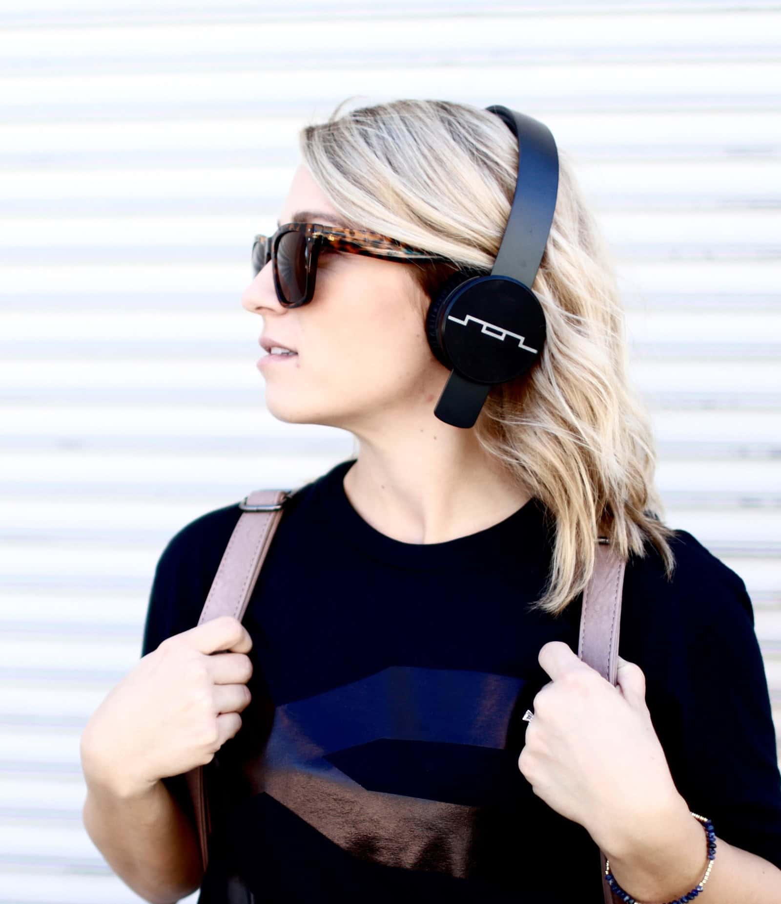 Product Post Headphones Slideshow 03